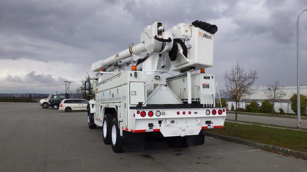 2008 International 7500 Tandem Bucket Truck Diesel Air Brakes image 8