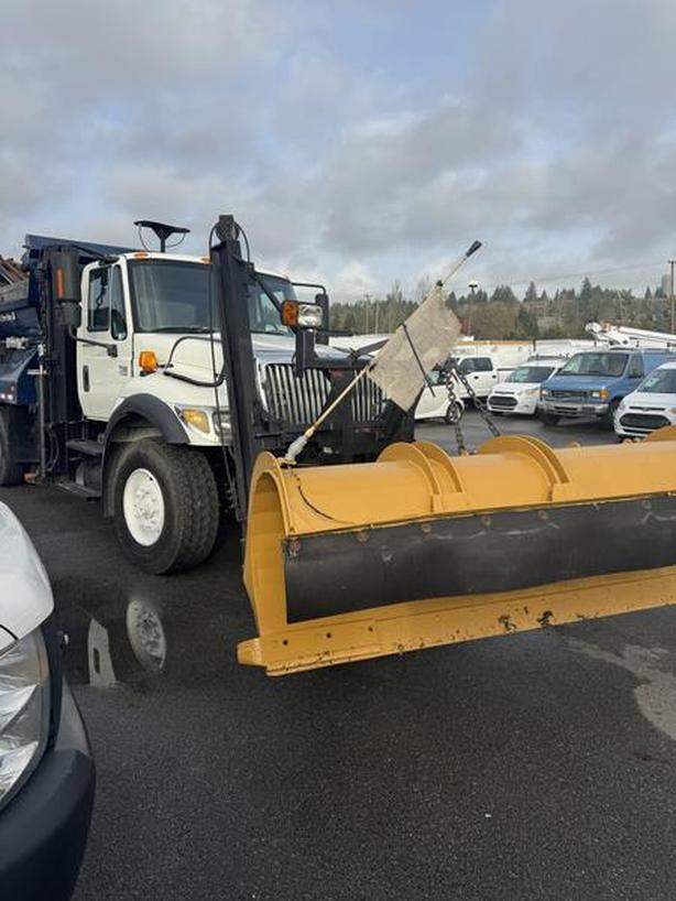 2007 International 7300 Dump Truck With Plow and Spreader Diesel image 5