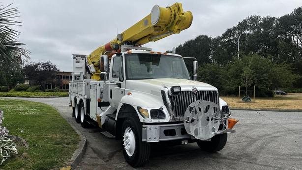 2006 International 7500 55 Foot Bucket truck With Air Brakes Diesel image 2