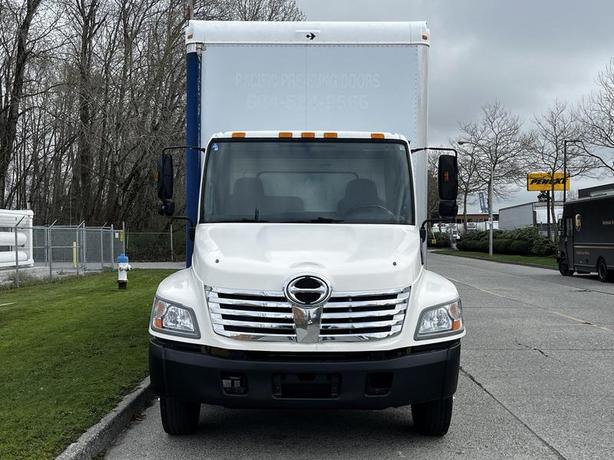 2006 Hino 268 Curtain Side 18 Foot Cube Van  With Power Tailgate 3 Seater Diesel image 3