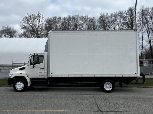 2006 Hino 268 Curtain Side 18 Foot Cube Van  With Power Tailgate 3 Seater Diesel image 6