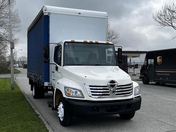 2006 Hino 268 Curtain Side 18 Foot Cube Van  With Power Tailgate 3 Seater Diesel image 2