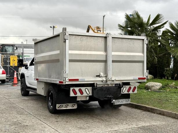 2021 Chevrolet Silverado 3500HD LT Crew Cab 4x4 9-Foot Dump Truck image 8