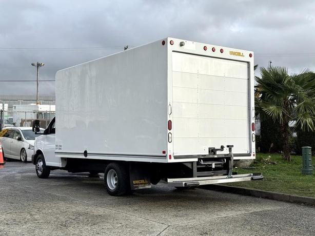 2015 GMC Savana 3500 16-Foot Cube Van with Loading Ramp image 6