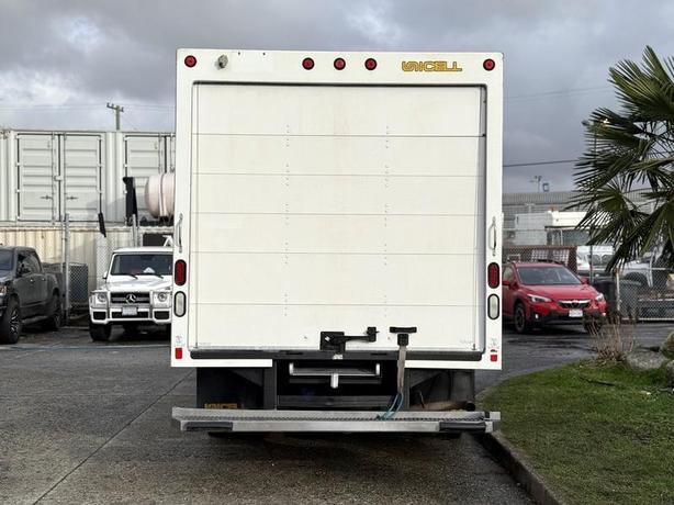 2015 GMC Savana 3500 16-Foot Cube Van with Loading Ramp image 7