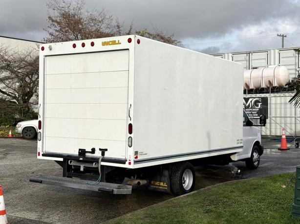 2015 GMC Savana 3500 16-Foot Cube Van with Loading Ramp image 8