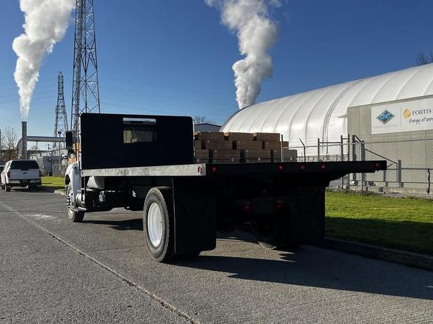 2008 Ford F-750 Flack Deck 2WD Diesel Hydraulic Brakes image 8