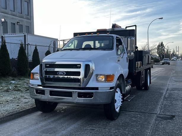 2011 Ford F-750 Flat Deck 3 Seater Diesel With Air Brakes and De-icing image 4