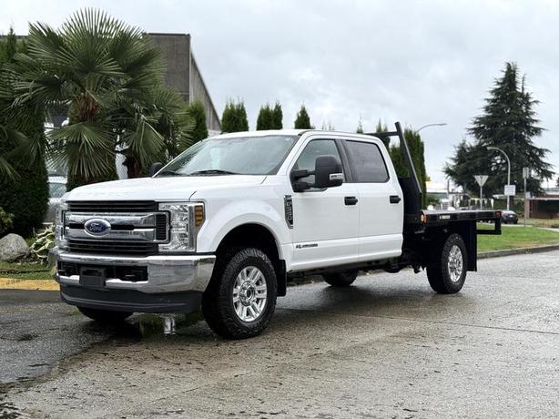 2019 Ford F-350 SD XLT 4x4 Crew Cab Diesel with 8-Foot Flat Deck image 4