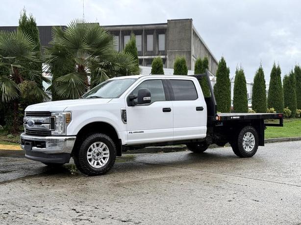 2019 Ford F-350 SD XLT 4x4 Crew Cab Diesel with 8-Foot Flat Deck image 5