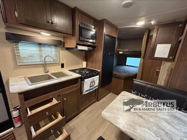 Used 2018 Dutchmen RV Coleman Lantern Series 215BHWE image 6