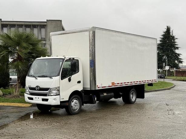 2016 Hino 195 20-Foot Diesel Cube Van with Loading Ramp image 4