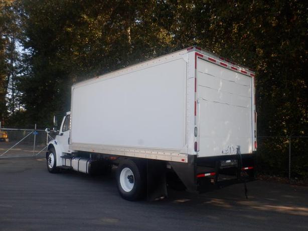 2011 Freightliner M2 106 18 foot Cube Van With Ramp Air Brakes Diesel image 2