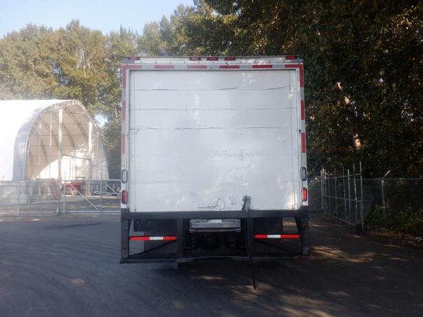 2011 Freightliner M2 106 18 foot Cube Van With Ramp Air Brakes Diesel image 3