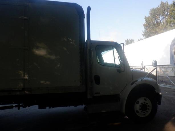 2011 Freightliner M2 106 18 foot Cube Van With Ramp Air Brakes Diesel image 7
