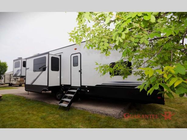 Used 2025 Keystone RV Montana High Country 377FL image 6