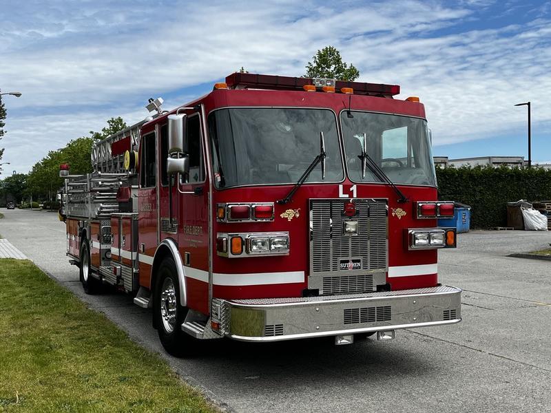2002 Sutphen Monarch 5 Foot Aerial Pumper CAT Diesel Fire Truck display photo