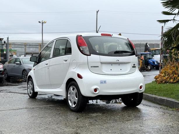 2013 Mitsubishi i-MiEV SE Hatchback 5-Dr Electric image 8