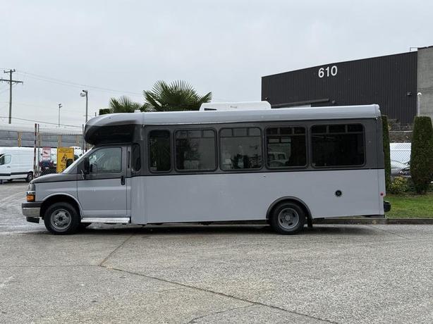 2020 Chevrolet Express 4500 22-Passenger Bus with Wheelchair Ramp image 5