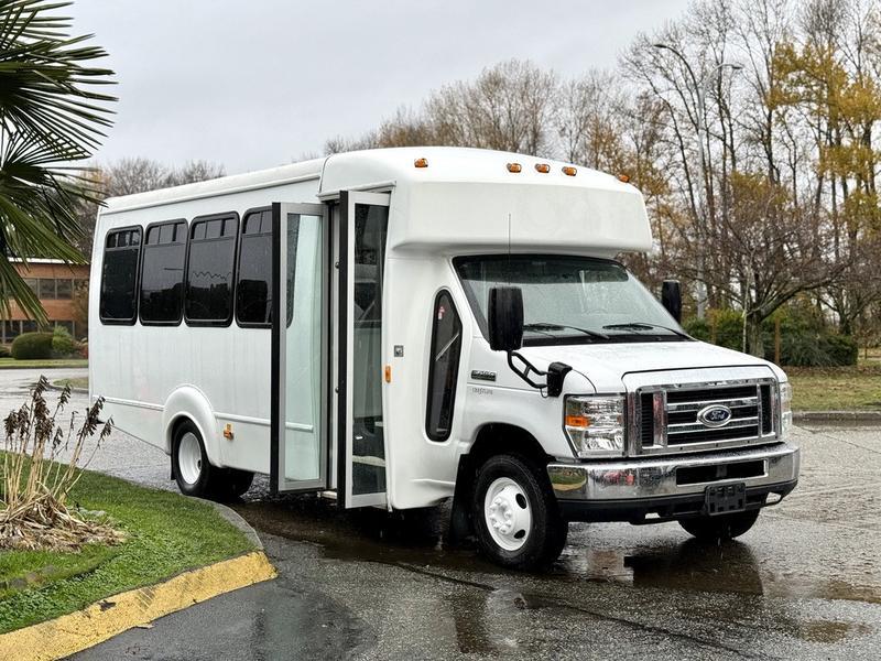 2015 Ford Econoline E450 Super Duty 21 Passenger Bus display photo