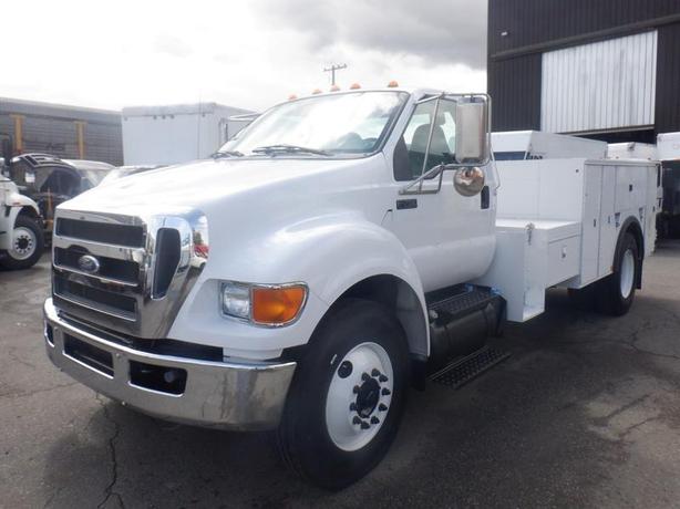 2011 Ford F-750 Service Truck 2WD 3 Seater Diesel image 2