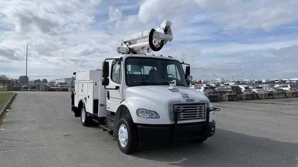 2010 Freightliner M2 106 Altec Bucket Truck Diesel With Air Brakes image 2