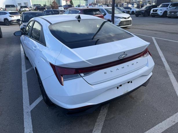 2023 Hyundai Elantra Preferred BLINDSPOT! APPLE CARPLAY! ANDROID AUTO! LOW KMS!  image 4