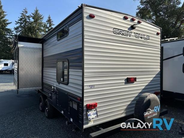 Used 2022 Forest River RV Cherokee Grey Wolf 23DBH image 5