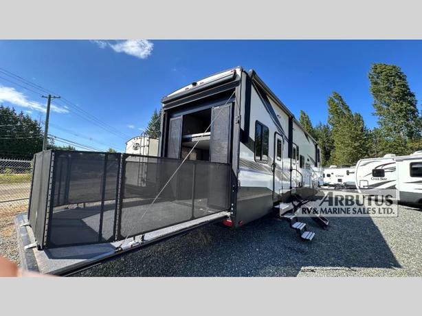 Used 2021 Grand Design Momentum G-Class 353G image 4