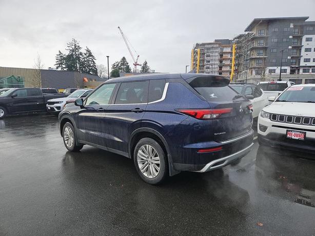 2023 Mitsubishi Outlander SE | Heated Seats | Power Liftgate! image 4