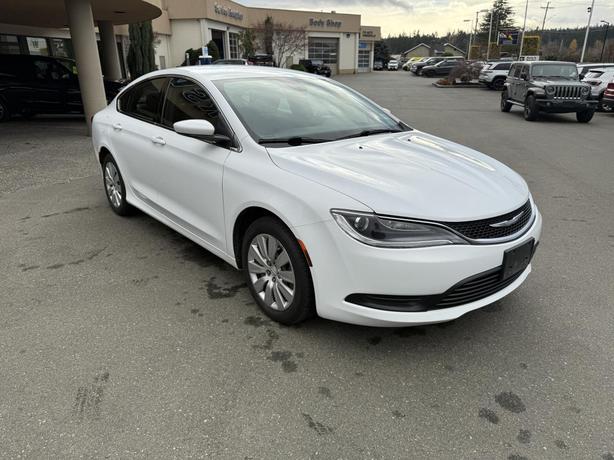 2017 Chrysler 200 LX image 7