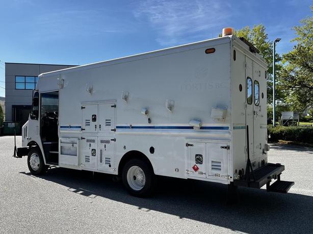 2009 Morgan Olson Workhorse 16-Foot Mobile Service Workshop Step Van image 3