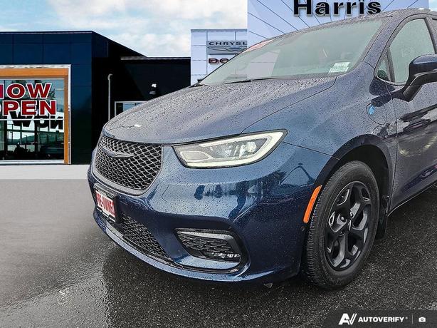 2023 Chrysler Pacifica Hybrid Touring L | One Owner | Fully Loaded! image 8