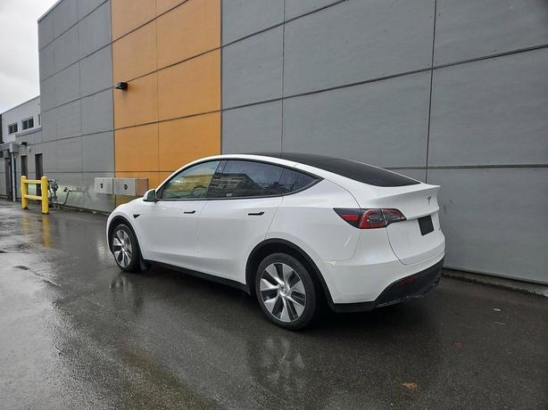 2023 Tesla Model Y Long Range AWD | GPS Navigation! image 4