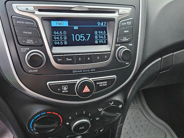 2015 Hyundai  Accent 5-Door GS image 6