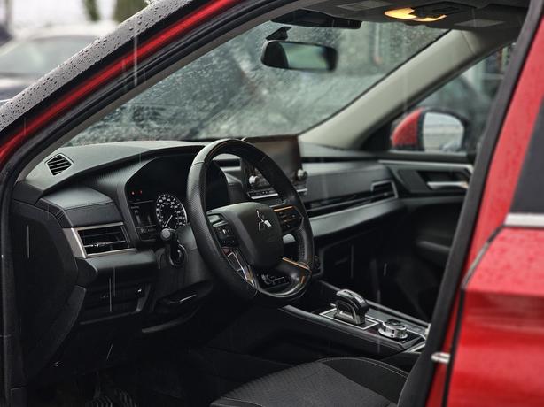 2023 Mitsubishi Outlander SE - No Accidents, One Owner, Power Liftgate image 7