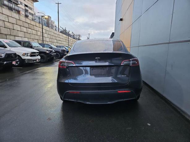 2024 Tesla Model Y Long Range AWD | GPS Navigation | Heated Seats! image 5