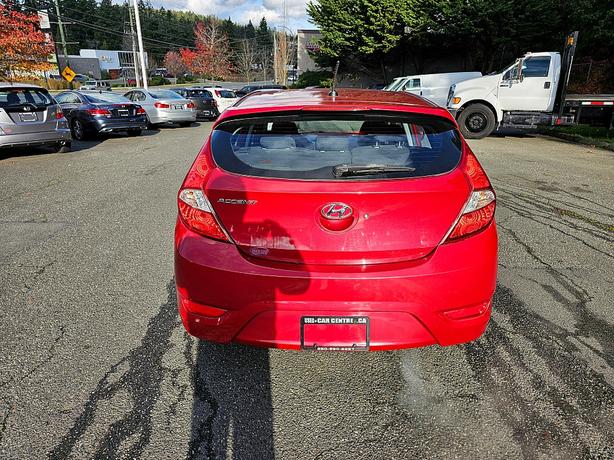 2013 Hyundai  Accent 5-Door SE image 5