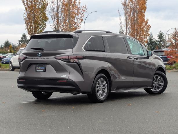 2023 Toyota Sienna 8 Passenger image 6
