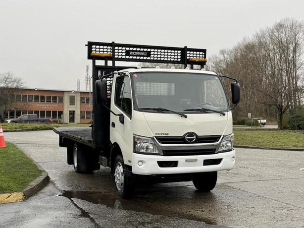 2015 Hino 195 16-Foot Flat Deck Truck Diesel image 2