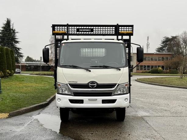 2015 Hino 195 16-Foot Flat Deck Truck Diesel image 3