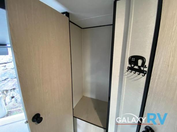 Used 2022 Coachmen RV Apex Ultra-Lite 211RBS image 6