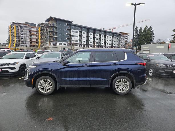 2023 Mitsubishi Outlander SE | Heated Seats | Power Liftgate! image 3