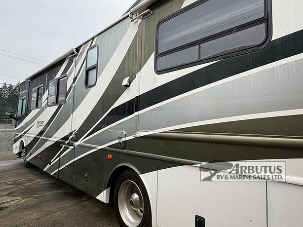 Used 2003 Fleetwood RV Discovery 39L image 3