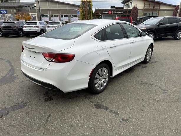 2017 Chrysler 200 LX image 5
