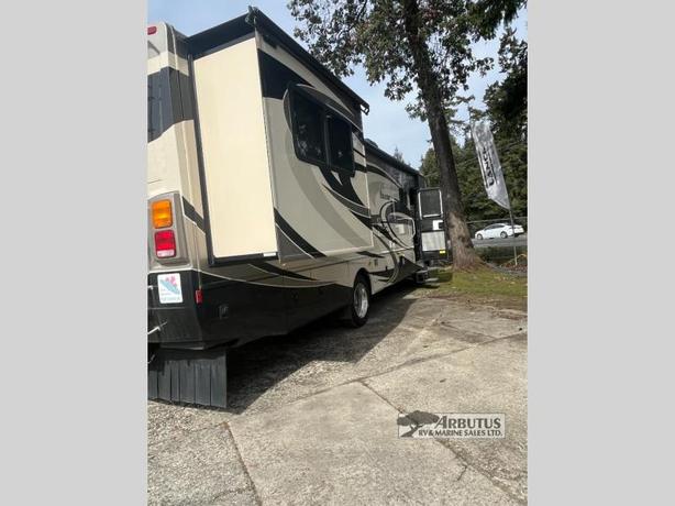 Used 2014 Fleetwood RV Bounder 33C image 4