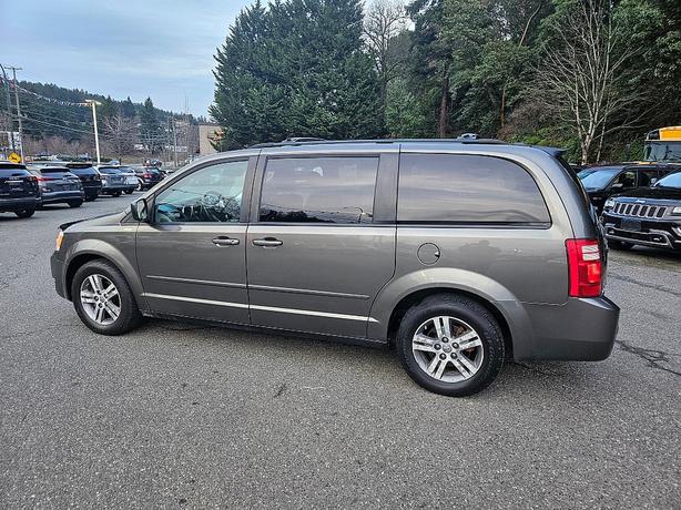 2010 Dodge  Grand Caravan SE image 4