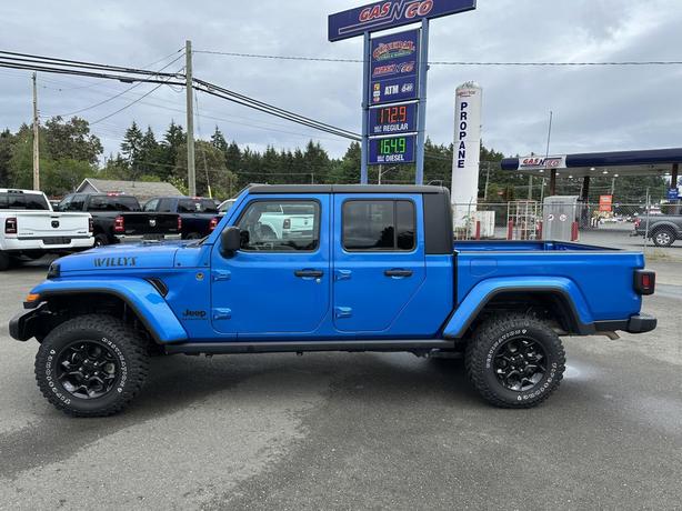 2023 Jeep Gladiator Willys image 2