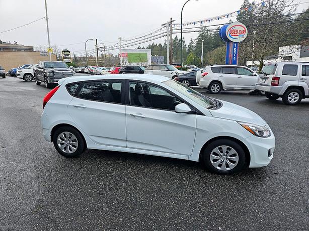 2015 Hyundai  Accent 5-Door GS image 3