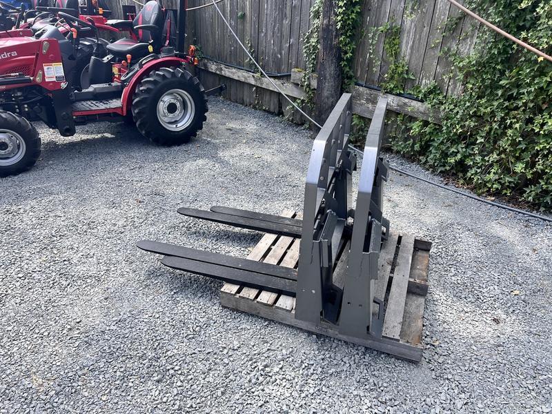 2024 Braber Equipment Regular Duty Skid Steer Pallet Forks BE-PF3042LBO500J display photo